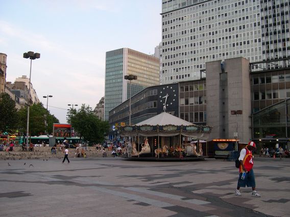  carrousel devant la gare Montparnasse